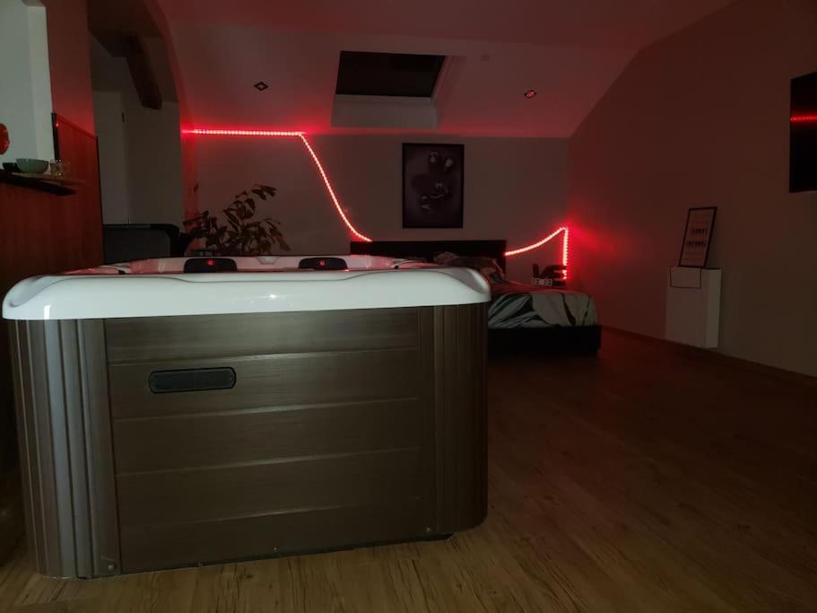Bulles Etoilees Appartement Avec Jacuzzi Prive Montrevel-en-Bresse Ngoại thất bức ảnh